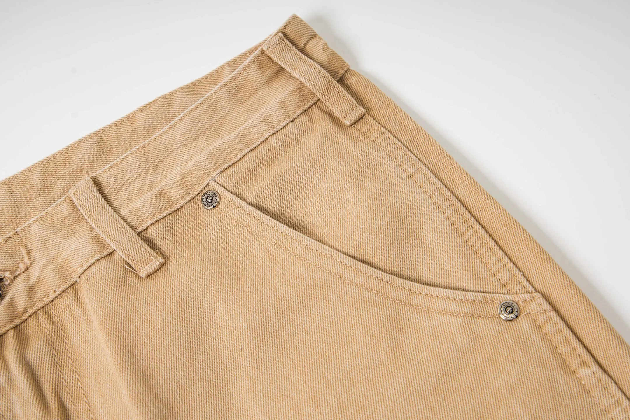 P280 Chrome Hearts khaki orange leopard print star couple jeans are a hot trend this season and are sought after by countless celebrities and fashionistas. The neat details of the cutting process add color to the playful fashion! The neat and meticulous design, and the well-fitting structure is unique. The upper body not only has outstanding recognition, but also looks younger and younger. A style with the ultimate wearing meaning and performance, gorgeous color matching, and the craftsmanship of this style is also extremely extraordinary. After the finished product is washed, it is disassembled and hand-made with sheepskin cross leather and then spliced ​​together to complete. The whole piece has too many craftsmanship to describe. It is decorated with patchwork cross flowers and high-waisted washed jeans! ! Absolutely high-end luxury product, a god-level single product, a super popular product, made with top heavy industry, a must-see magic weapon that can't be missed. Style number: 1828# Size: 30 32 34 36 Color: Khaki